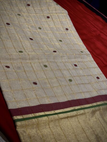 AC163  ,Premium Balaramapuram Handloom Saree with Flower Motif - Image 2