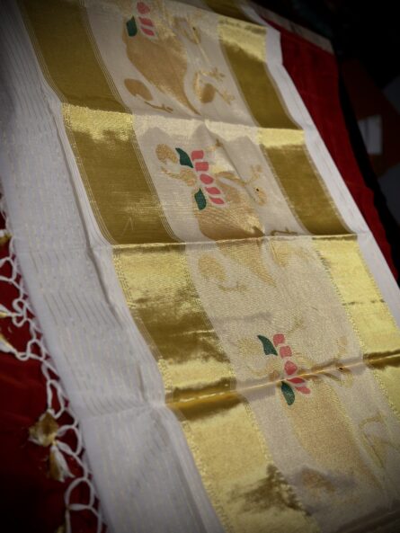 Super Premium Balaramapuram Handloom Unakkupavu Cotton Set Saree with Lotus and Swan Design and all over Polka dots - Image 3